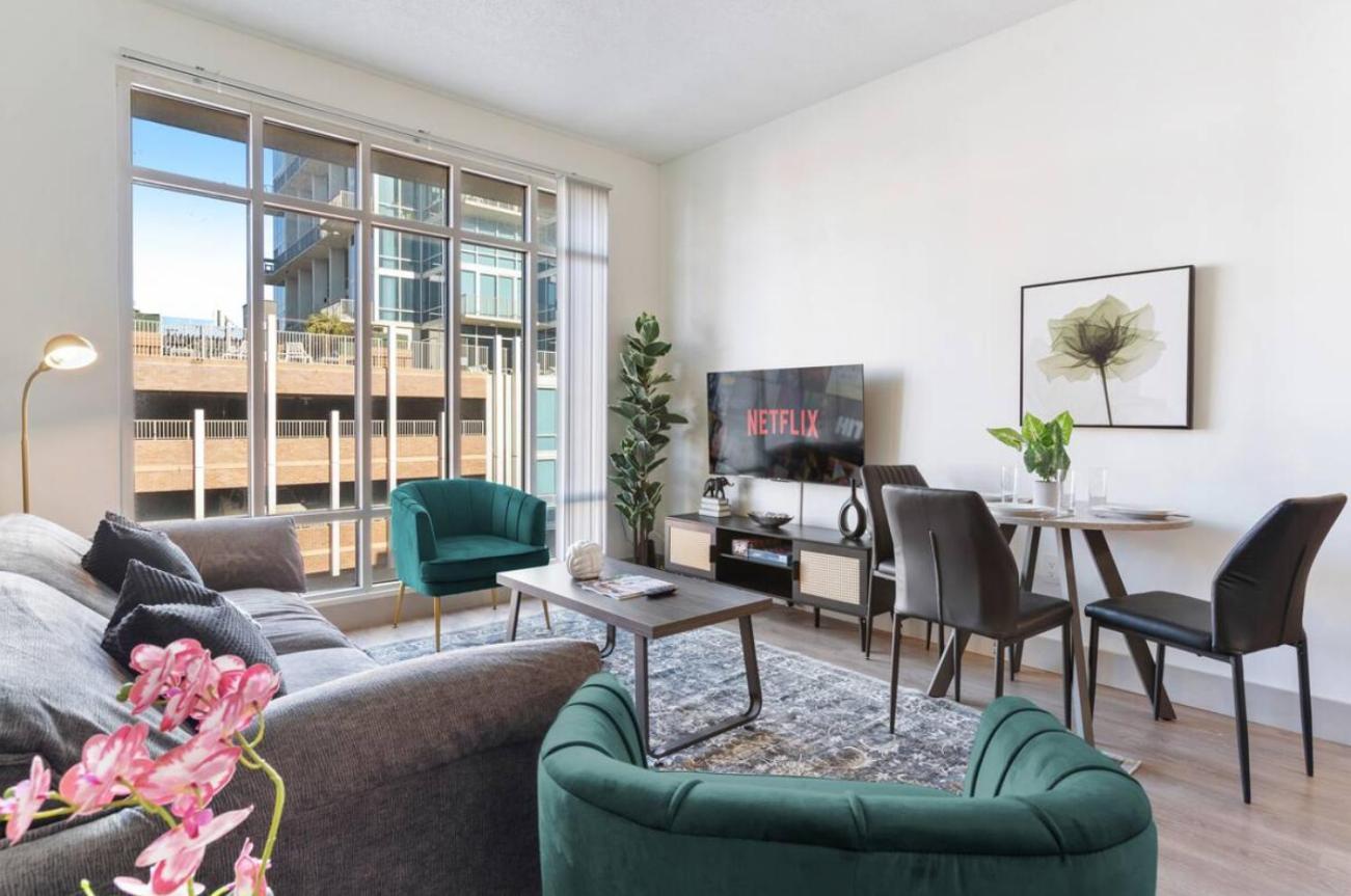 Uptown Luxury - Floor King Suite, Free Parking Apartment *
