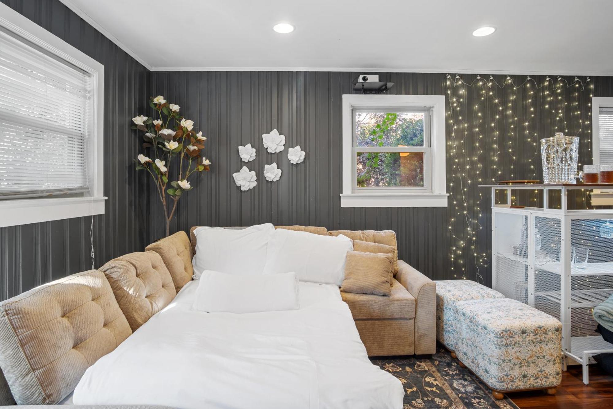 Elegant 4bd Retreat - Backyard Bbq & Theater Holiday home Charlotte