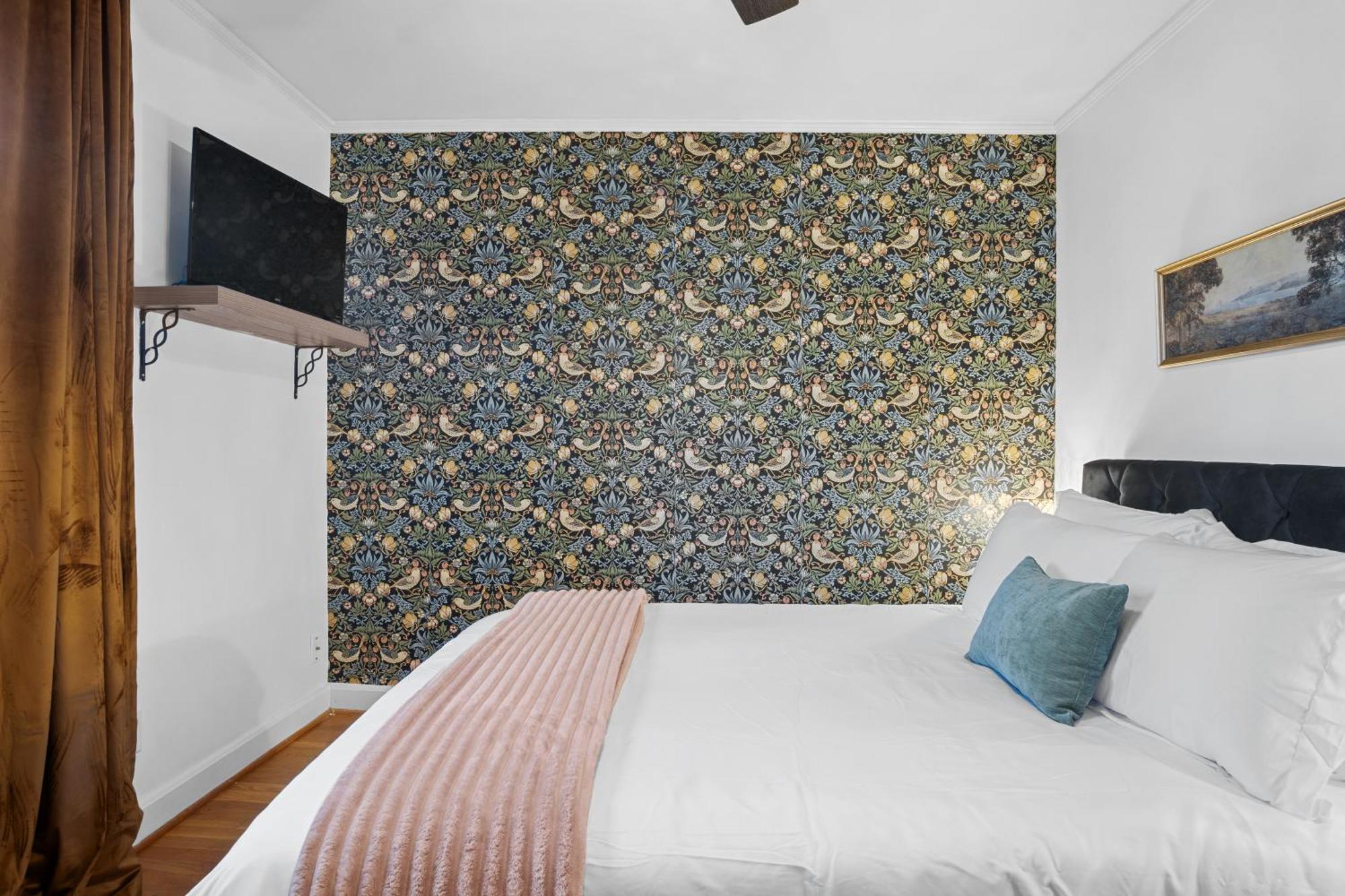 Elegant 4bd Retreat - Backyard Bbq & Theater * Charlotte