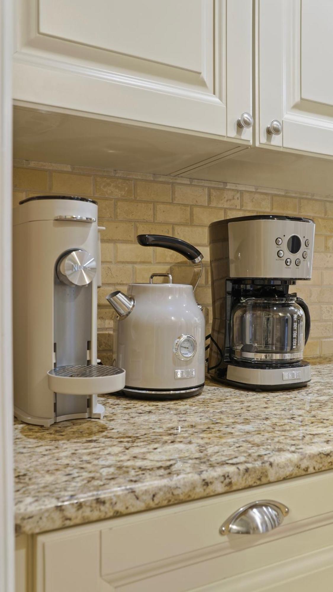 Holiday home Elegant 4bd Retreat - Backyard Bbq & Theater *