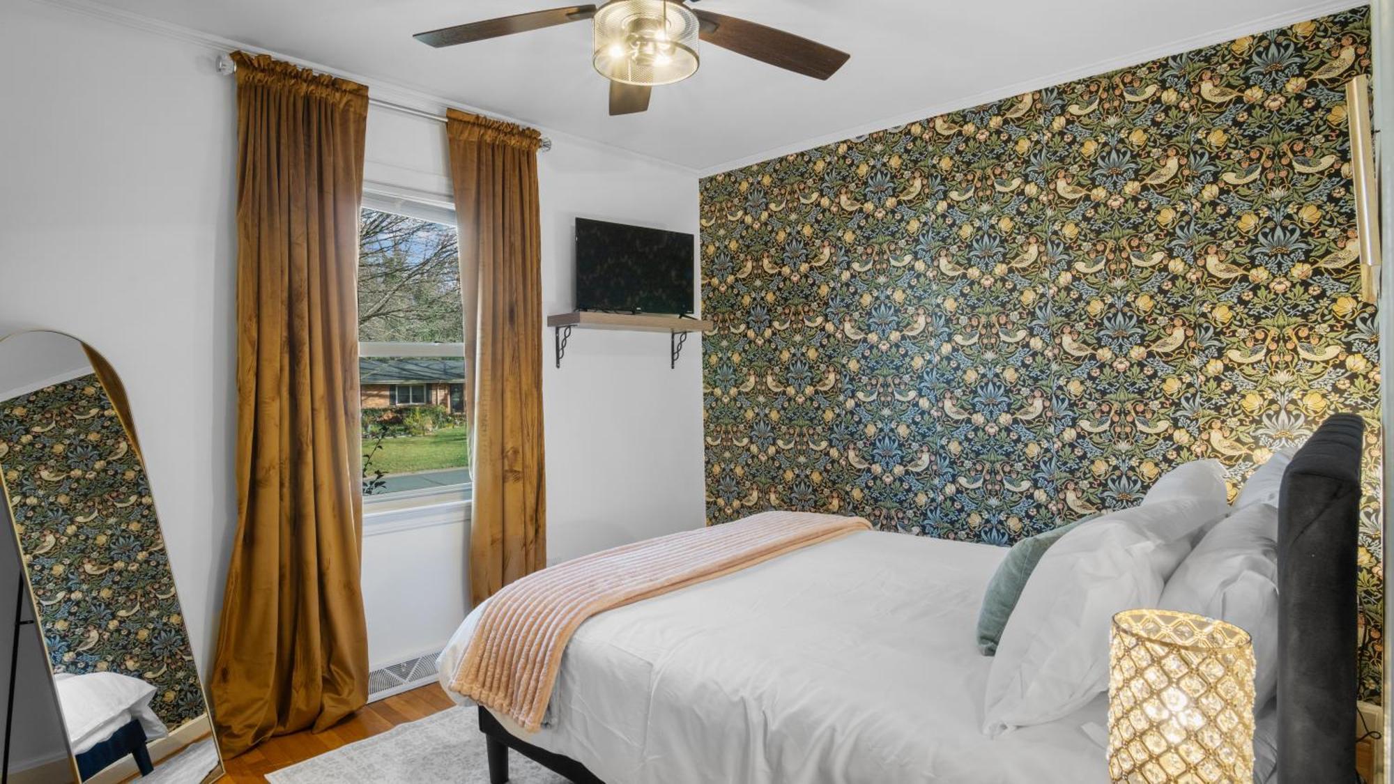 Elegant 4bd Retreat - Backyard Bbq & Theater Charlotte