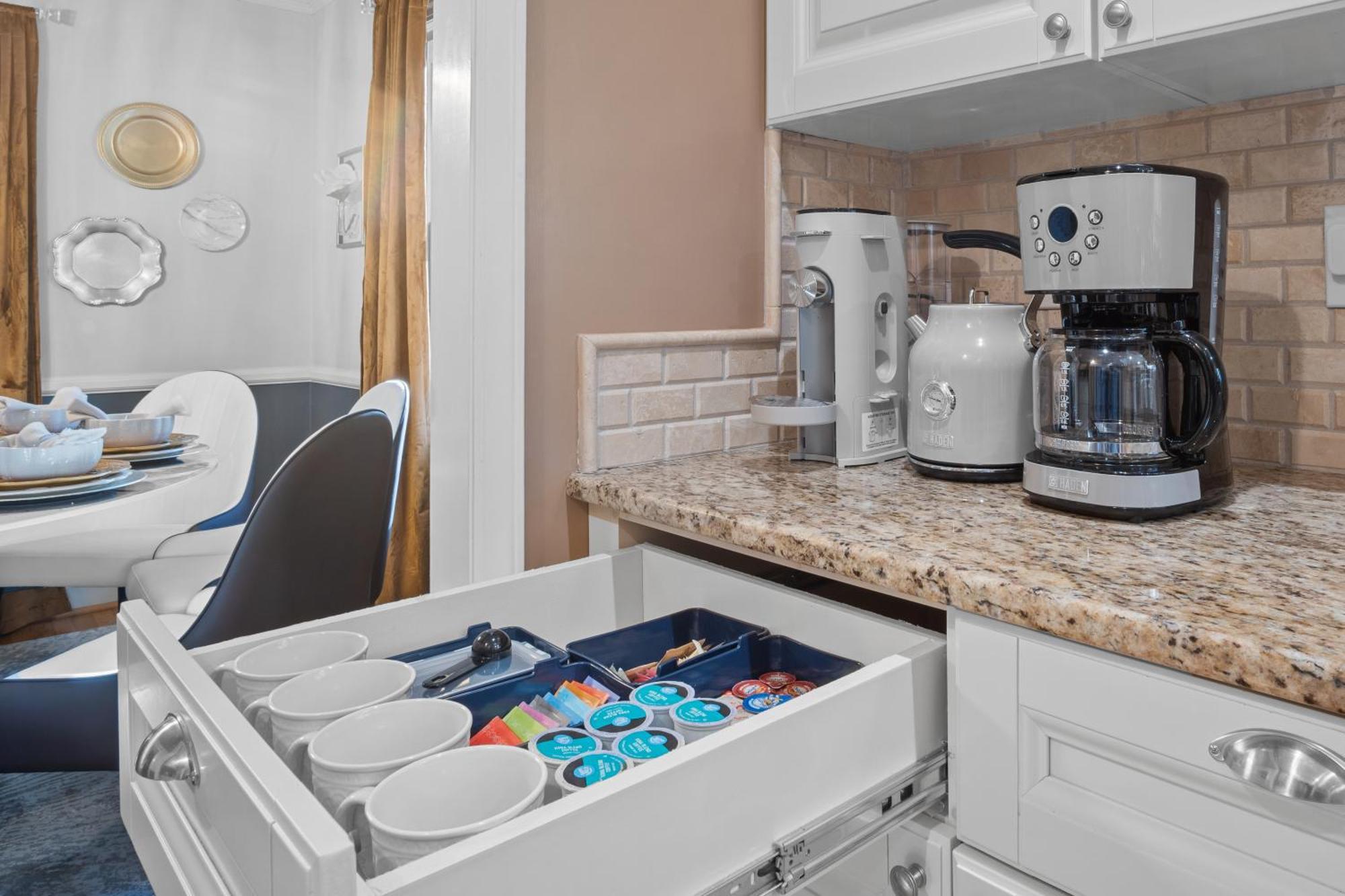 Elegant 4bd Retreat - Backyard Bbq & Theater