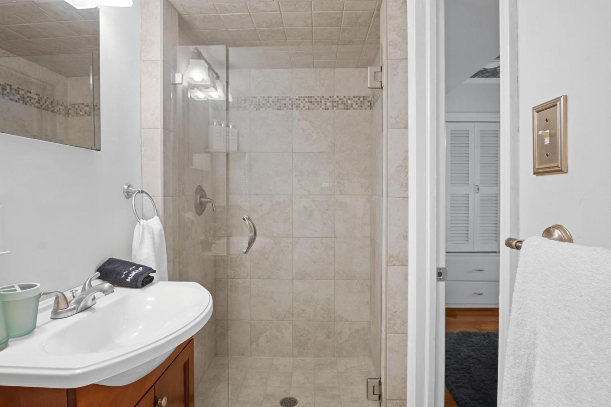 Elegant 4bd Retreat - Backyard Bbq & Theater Holiday home Charlotte