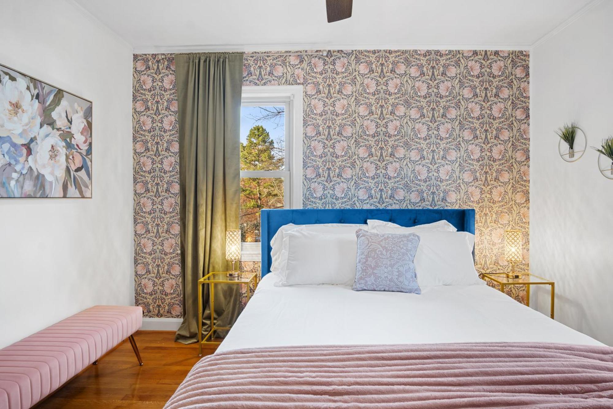 Elegant 4bd Retreat - Backyard Bbq & Theater Charlotte