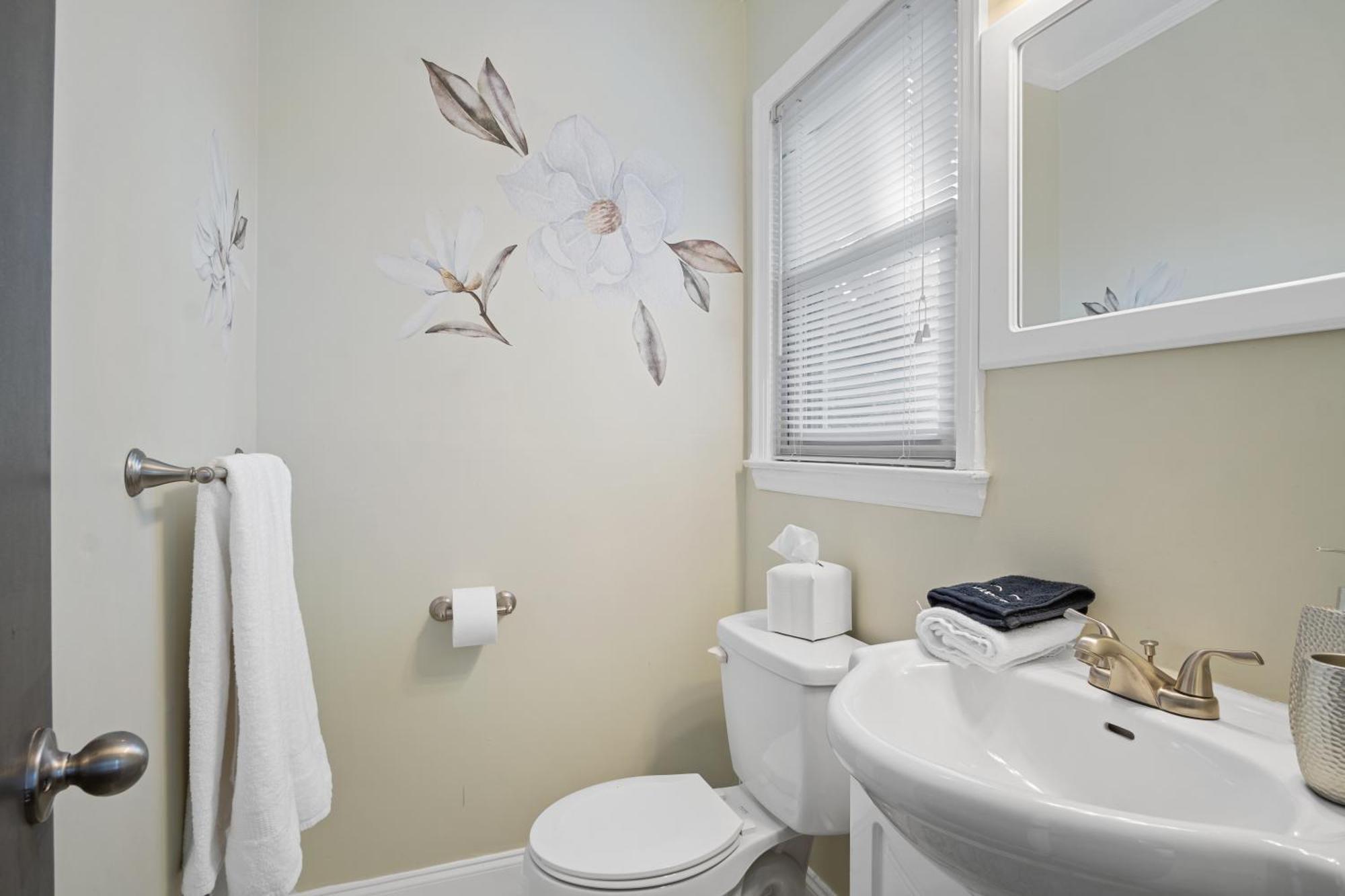 Elegant 4bd Retreat - Backyard Bbq & Theater * Charlotte