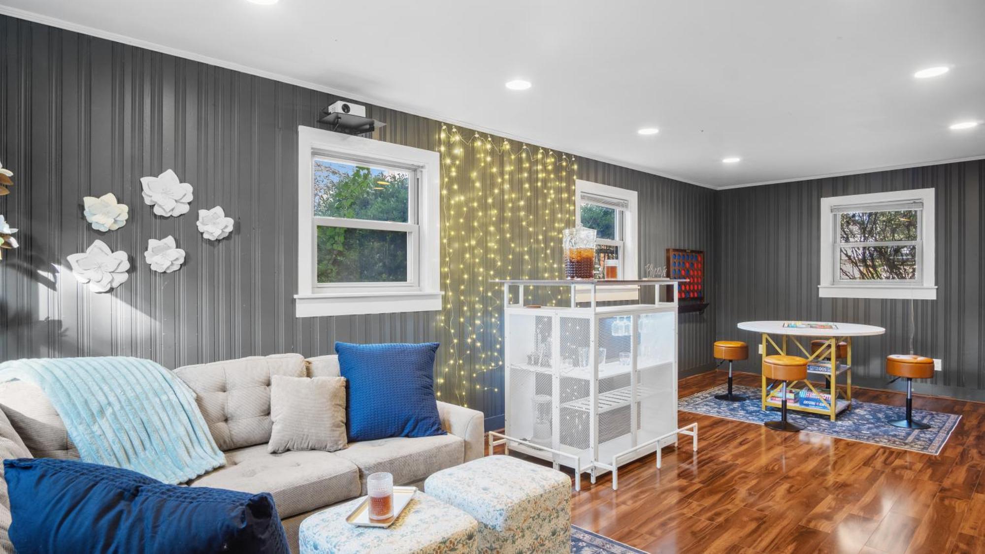 Holiday home Elegant 4bd Retreat - Backyard Bbq & Theater Charlotte