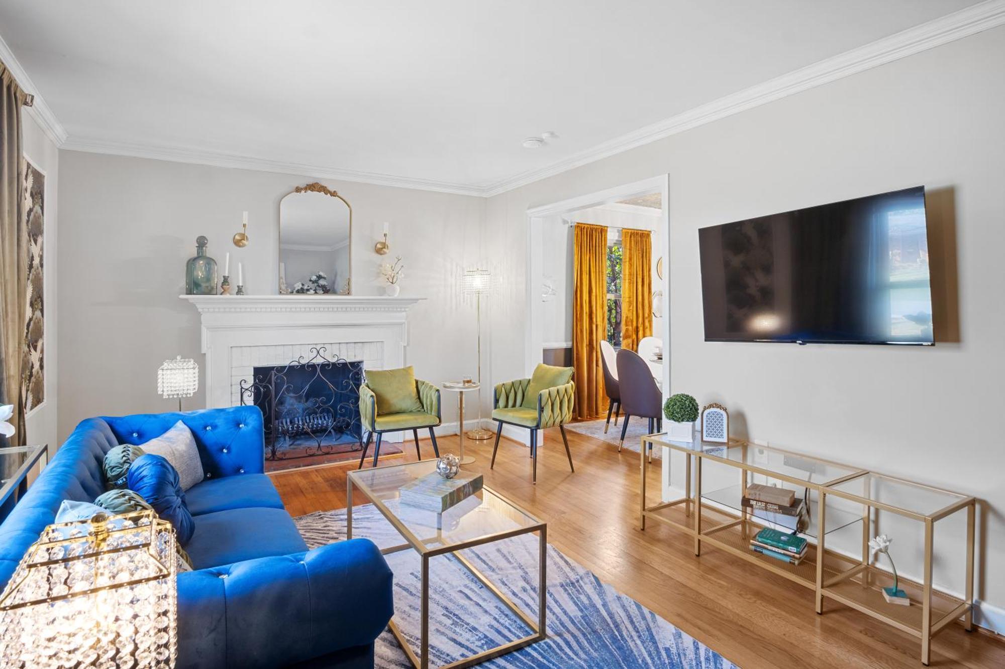 Elegant 4bd Retreat - Backyard Bbq & Theater * Charlotte