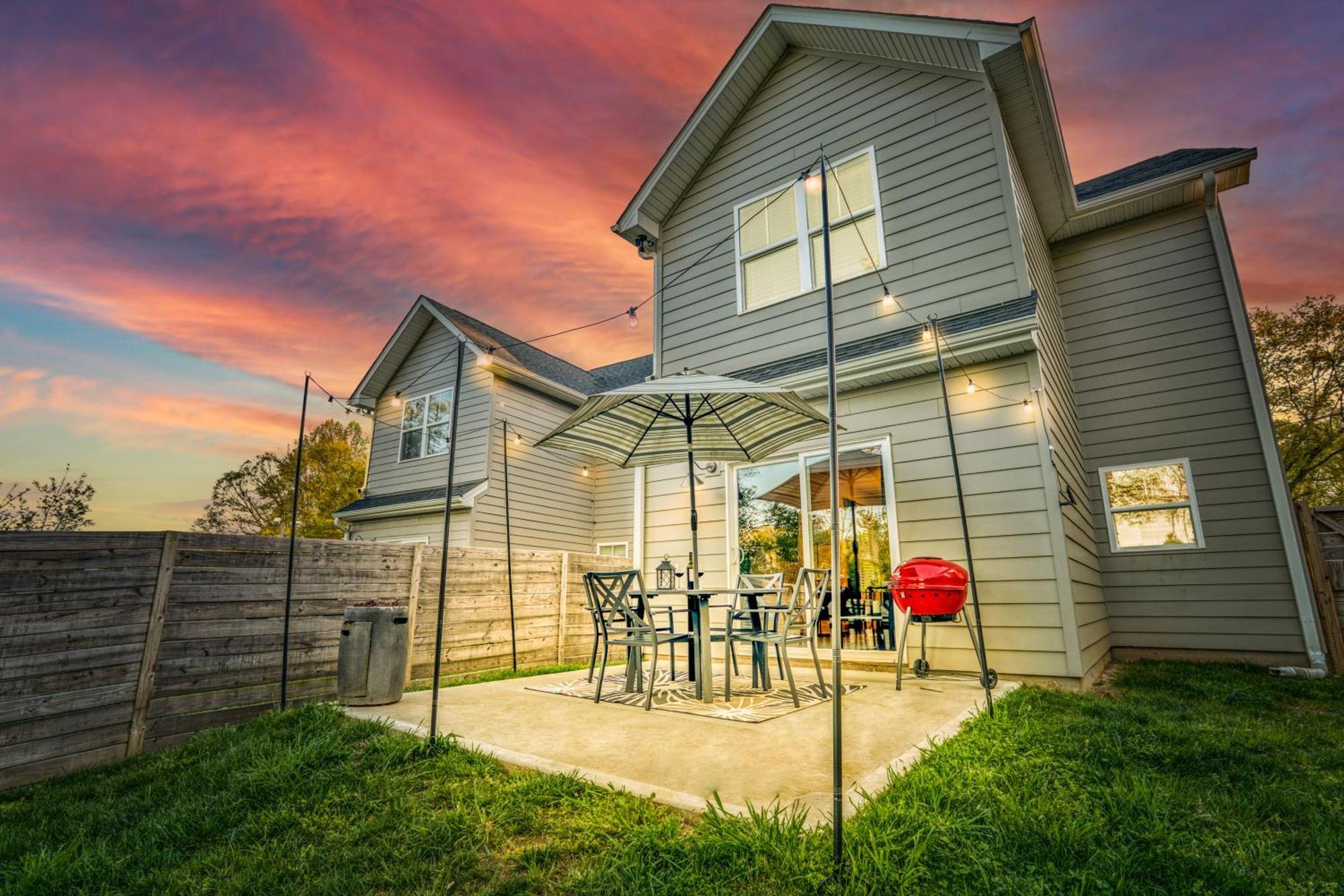 3 Lux King Beds O Game Rm O Fenced Backyard Escape