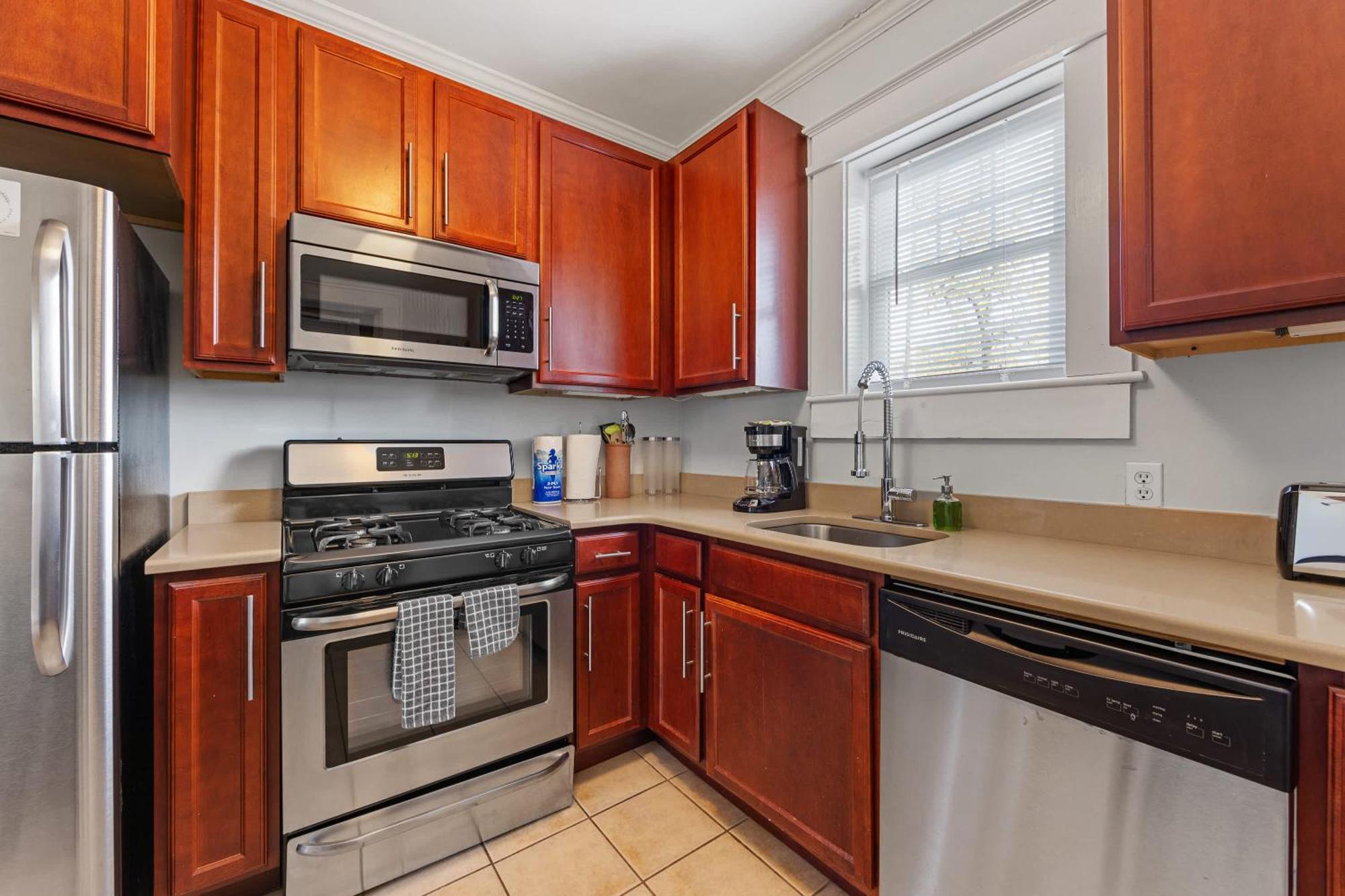 Bright And Restful 2br Near Uptown With Balcony