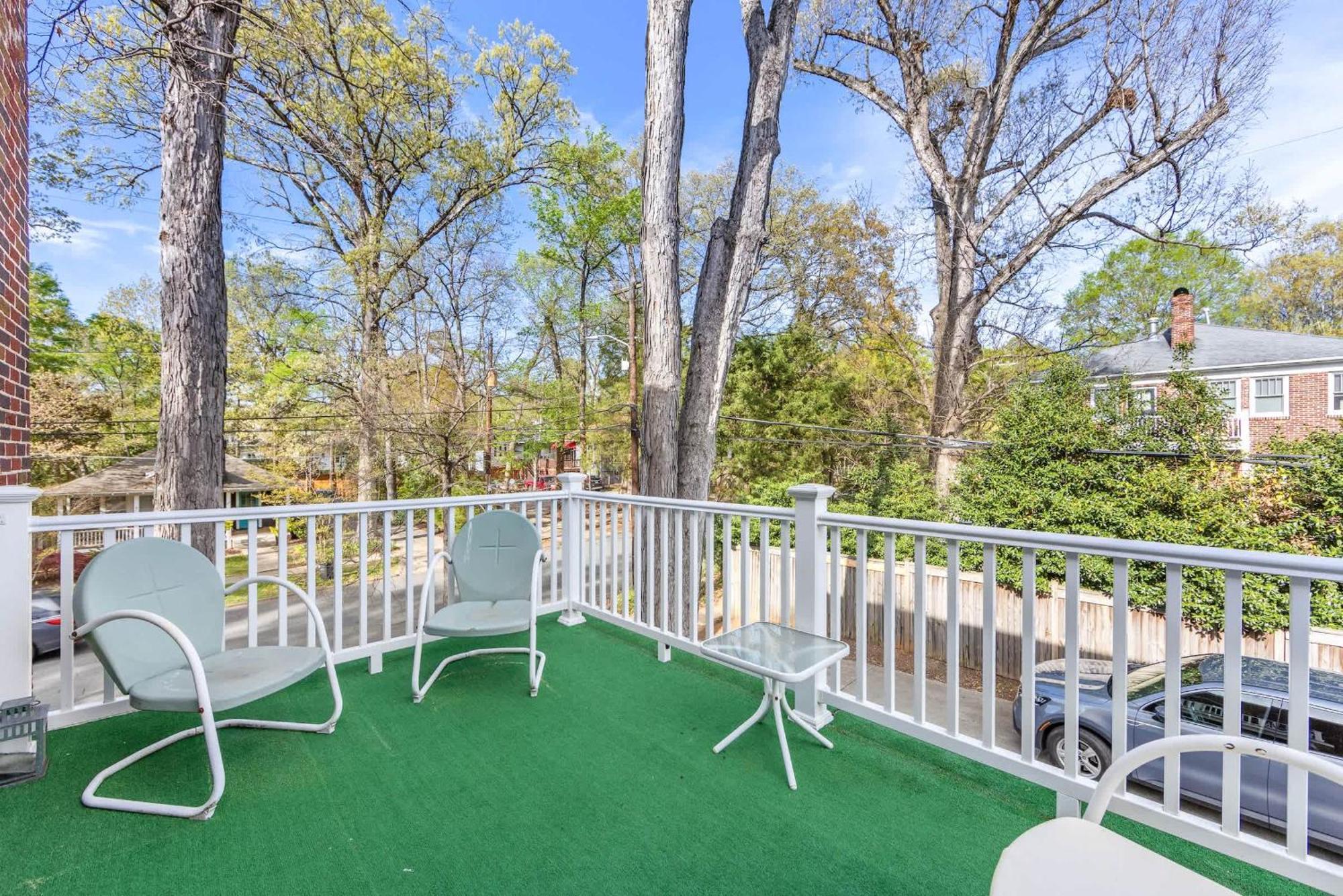 Holiday home Bright And Restful 2br Near Uptown With Balcony