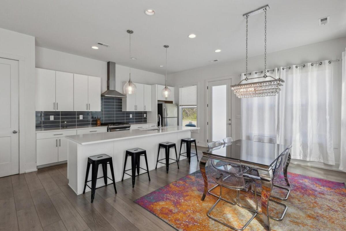 Pooltable-15 Mins To Uptown & Dt-king Bed!