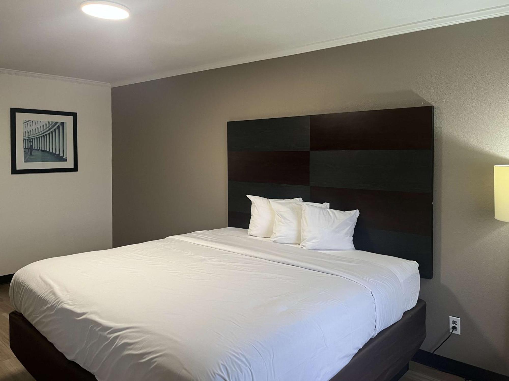 6 Charlotte, Nc - Airport South Hotel 2*