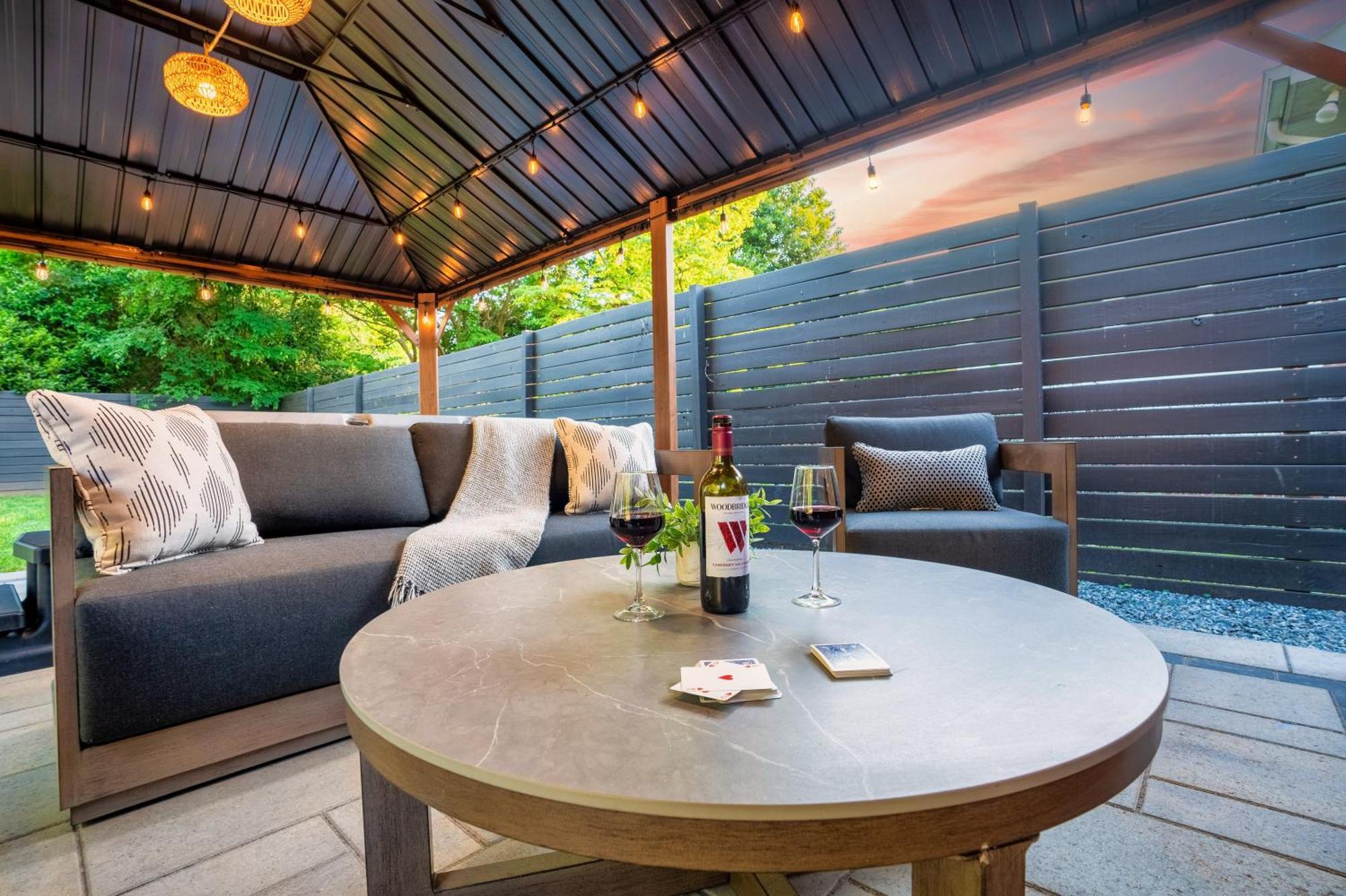 Holiday home Uptown Oasis, Hot Tub, Swing Chairs, Fire Pit, Gazebo