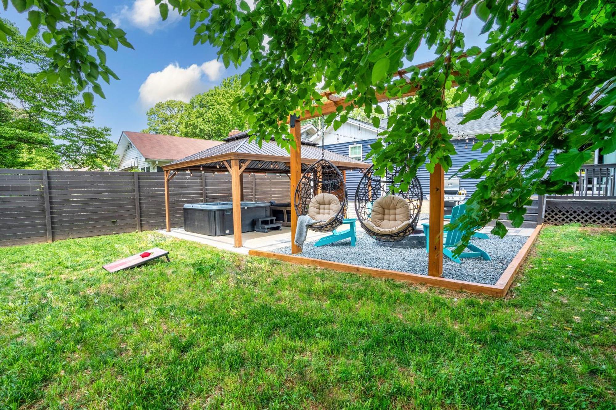 Uptown Oasis, Hot Tub, Swing Chairs, Fire Pit, Gazebo Holiday home *