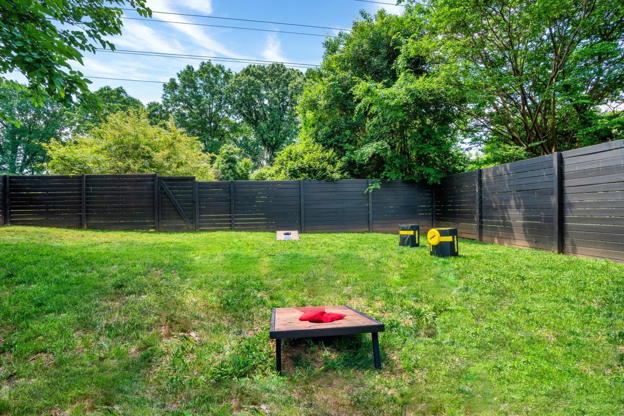 Holiday home Uptown Oasis, Hot Tub, Swing Chairs, Fire Pit, Gazebo *