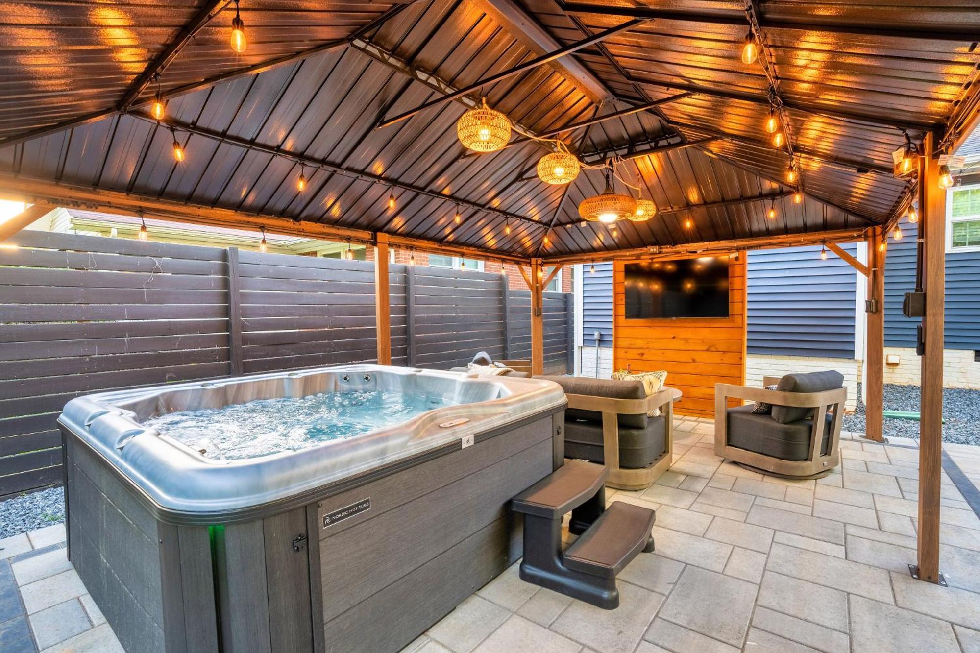 Uptown Oasis, Hot Tub, Swing Chairs, Fire Pit, Gazebo Holiday home Charlotte
