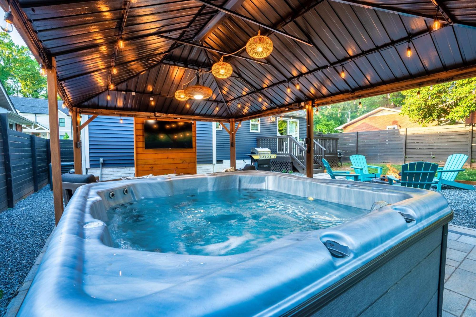 Uptown Oasis, Hot Tub, Swing Chairs, Fire Pit, Gazebo * Charlotte