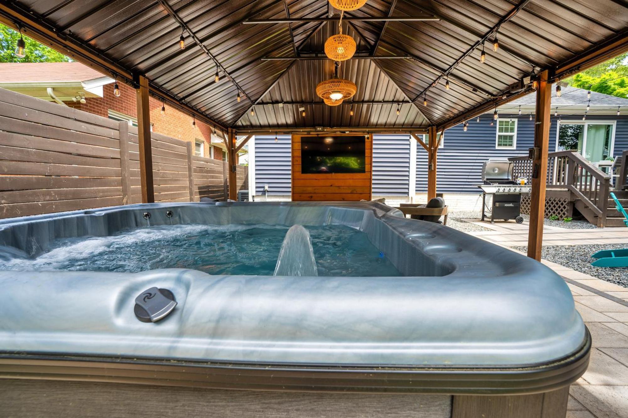 Holiday home Uptown Oasis, Hot Tub, Swing Chairs, Fire Pit, Gazebo