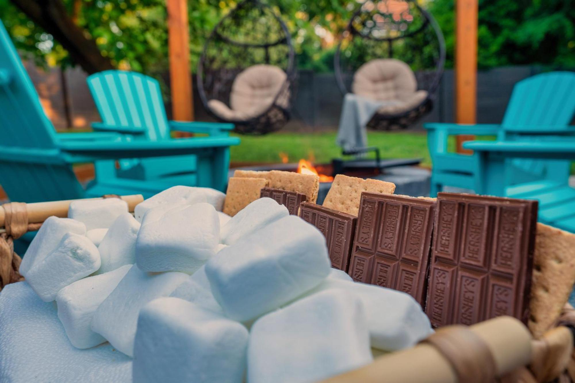 Uptown Oasis, Hot Tub, Swing Chairs, Fire Pit, Gazebo Holiday home *