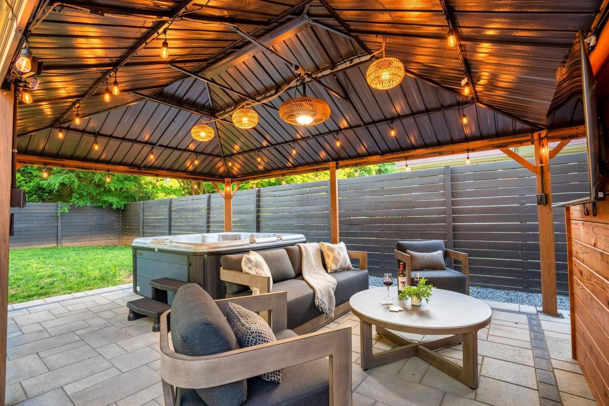 Holiday home Uptown Oasis, Hot Tub, Swing Chairs, Fire Pit, Gazebo *