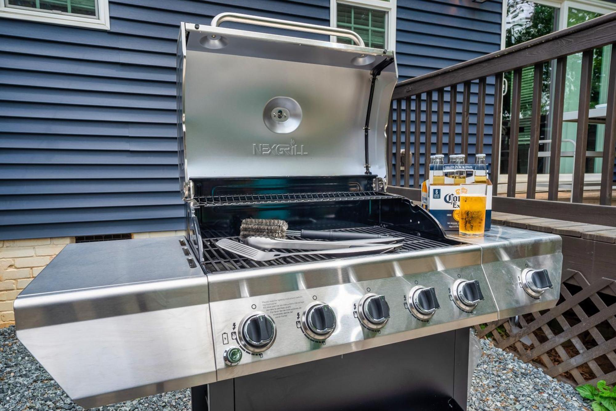 Uptown Oasis, Hot Tub, Swing Chairs, Fire Pit, Gazebo * Charlotte