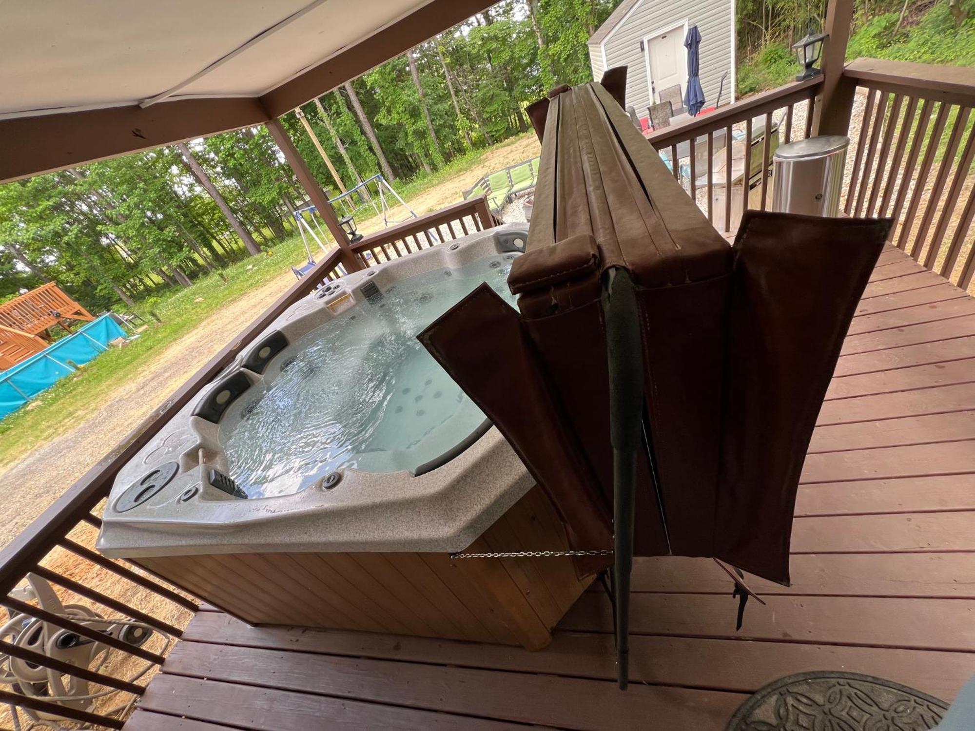 Family House With Jacuzzi Holiday home Charlotte