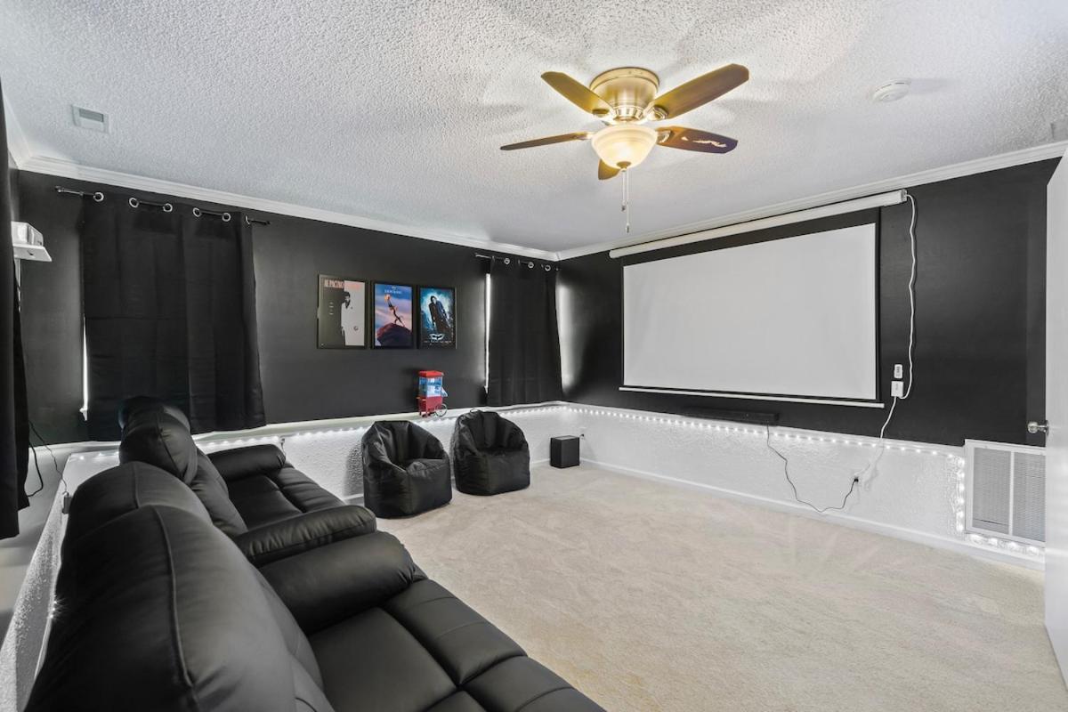 Apartment 3br Gem! Theater With Large Yard! 5 Miles To Airport And Uptown! Free Parking! Pets Ok!