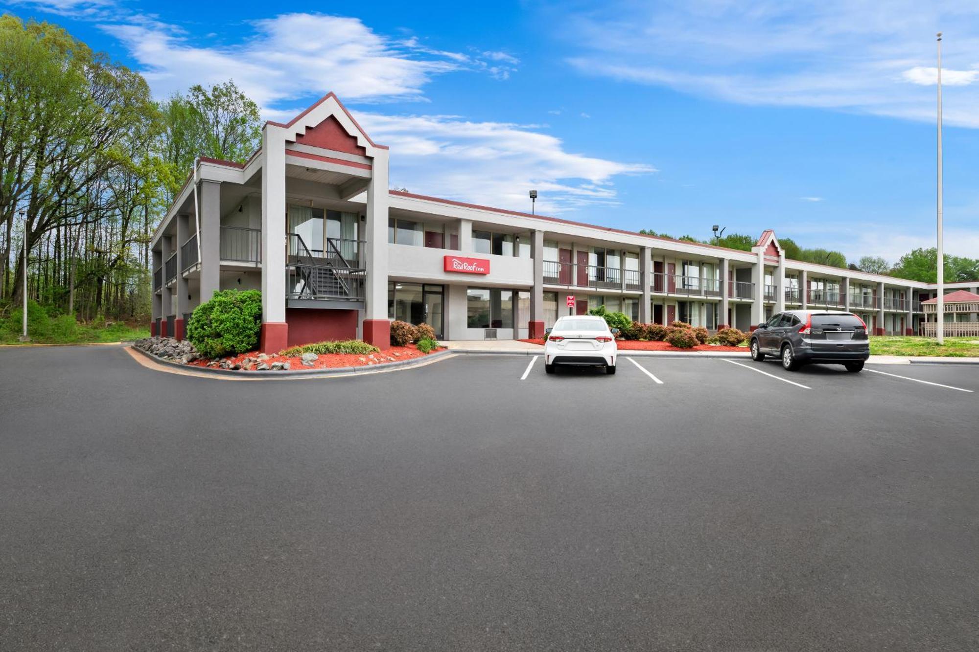 Red Roof - Airport Motel