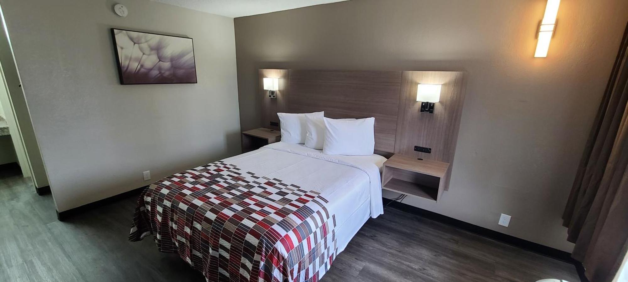 Motel Red Roof - Airport 2*