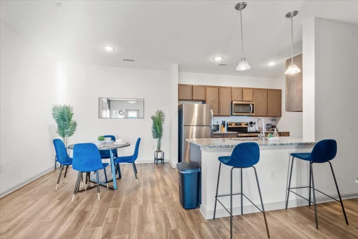 Upscale 2br King Mins To Uptown