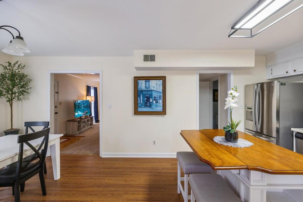 Holiday home New! Special Intro Rate! Walkable, Fenced-in Yard Charlotte
