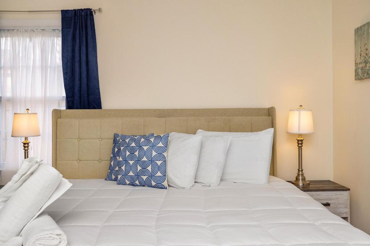 New! Special Intro Rate! Walkable, Fenced-in Yard Holiday home