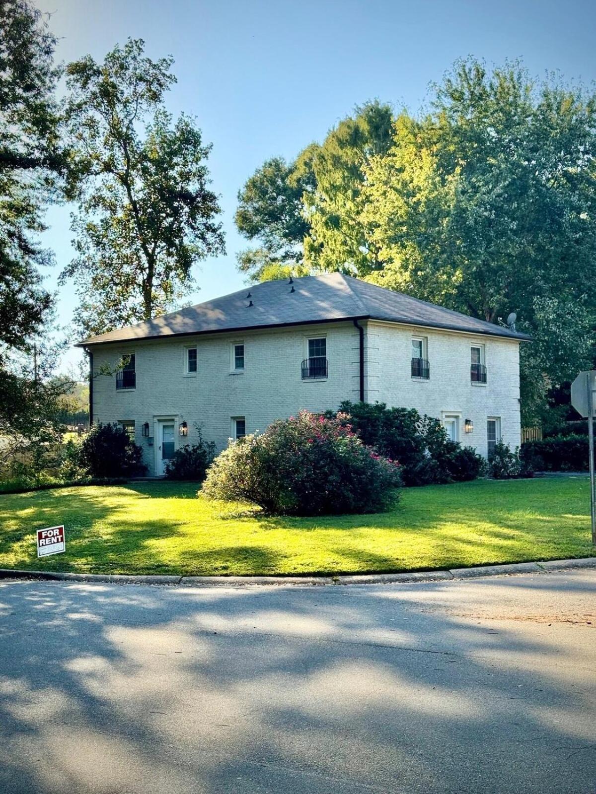 New! Special Intro Rate! Walkable, Fenced-in Yard Holiday home Charlotte