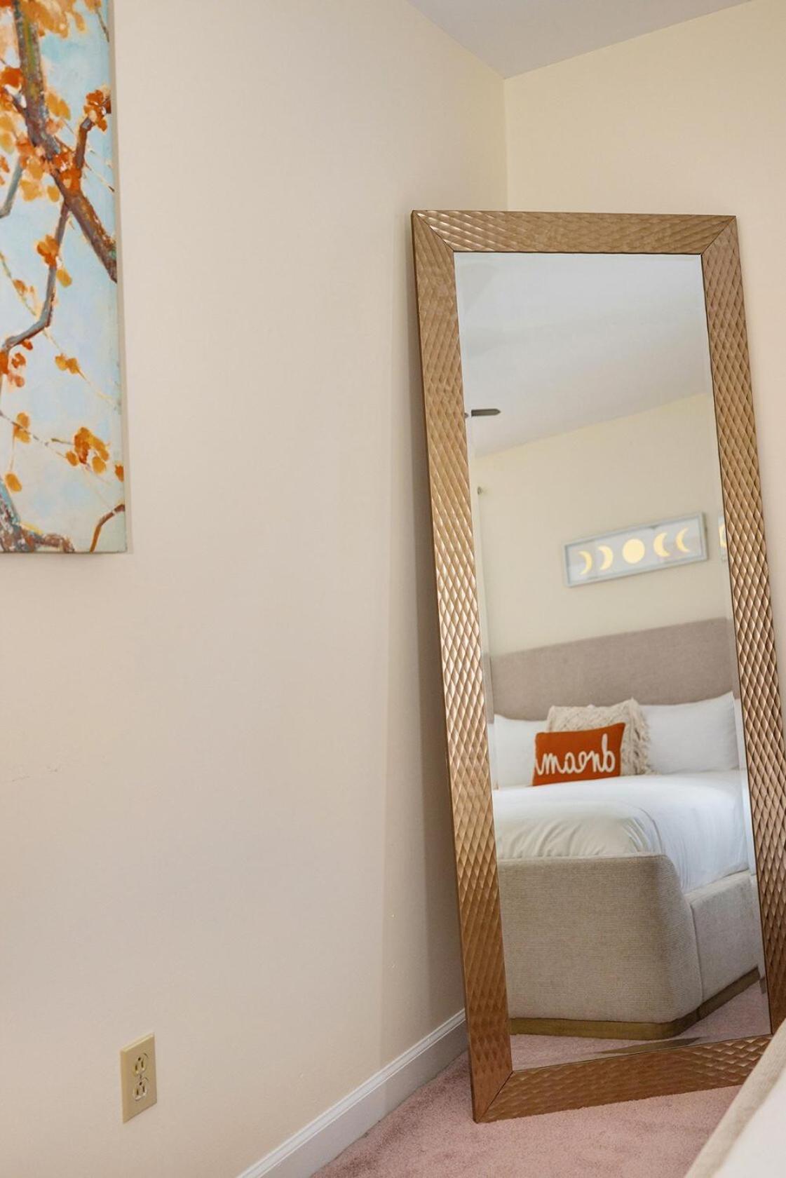 New! Special Intro Rate! Walkable, Fenced-in Yard Holiday home