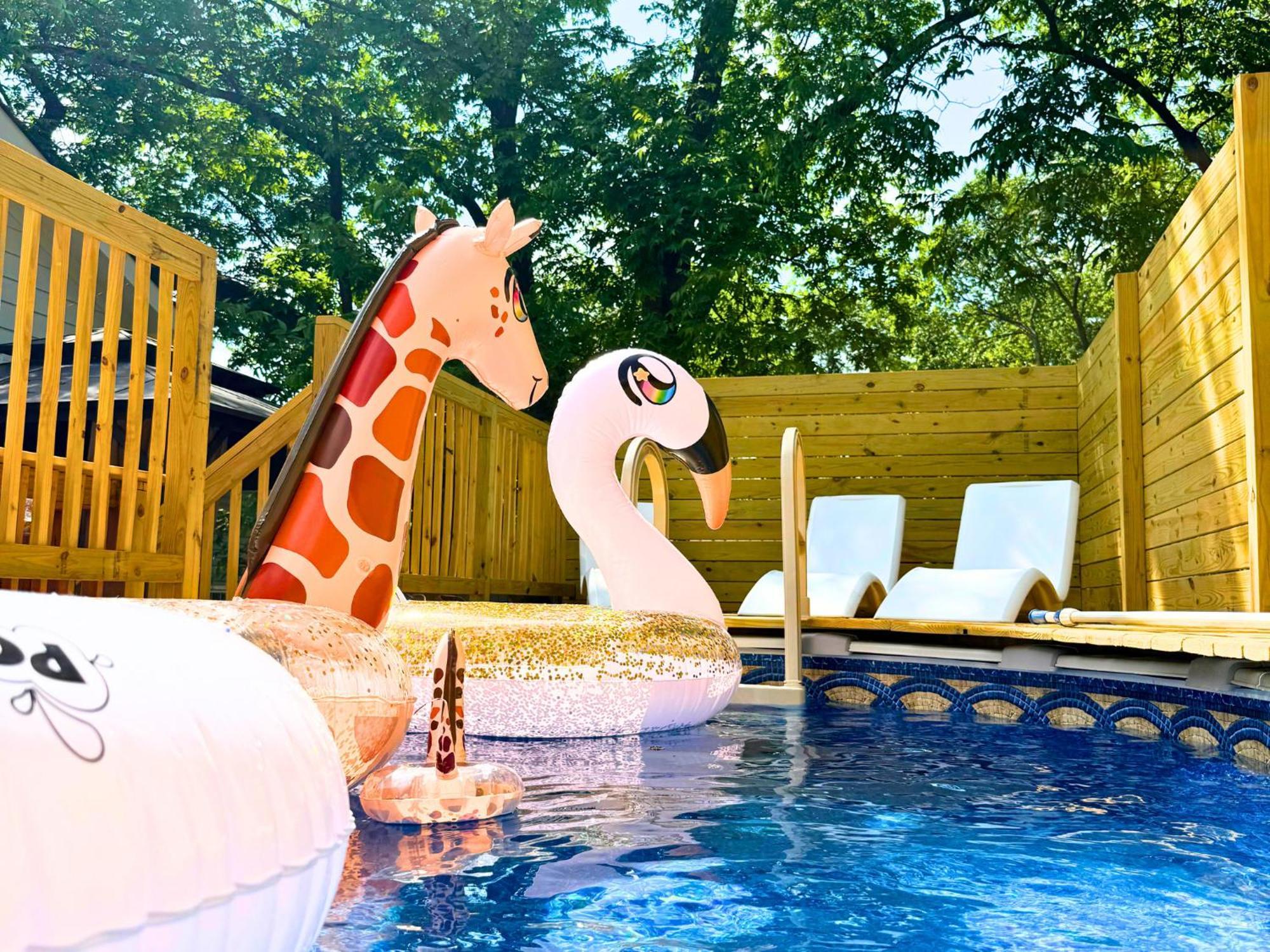 Venetian Beds, Outdoor Barrel Sauna, Hot Tub, Cold Plunge Apartment *