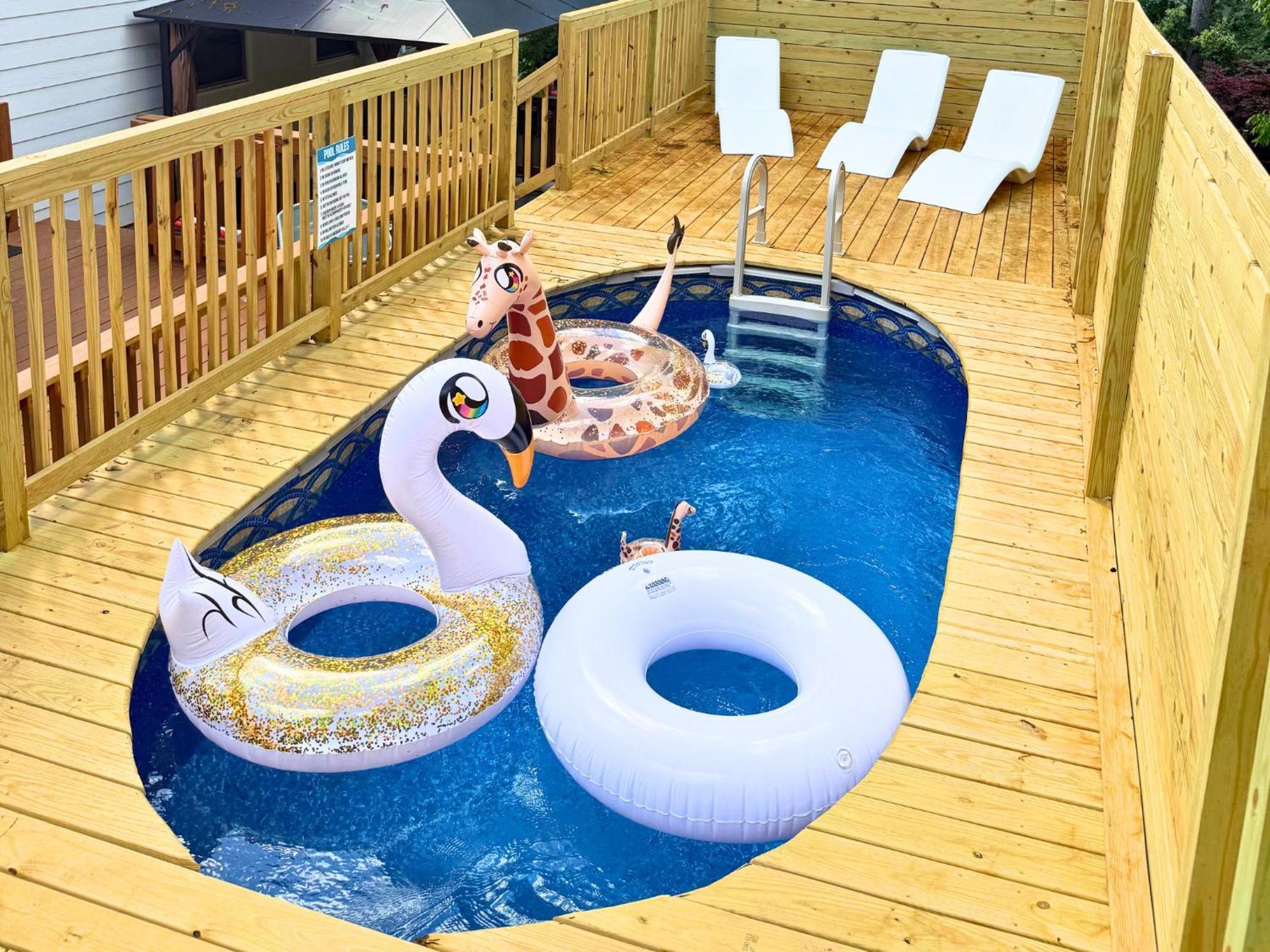 Venetian Beds, Outdoor Barrel Sauna, Hot Tub, Cold Plunge Apartment