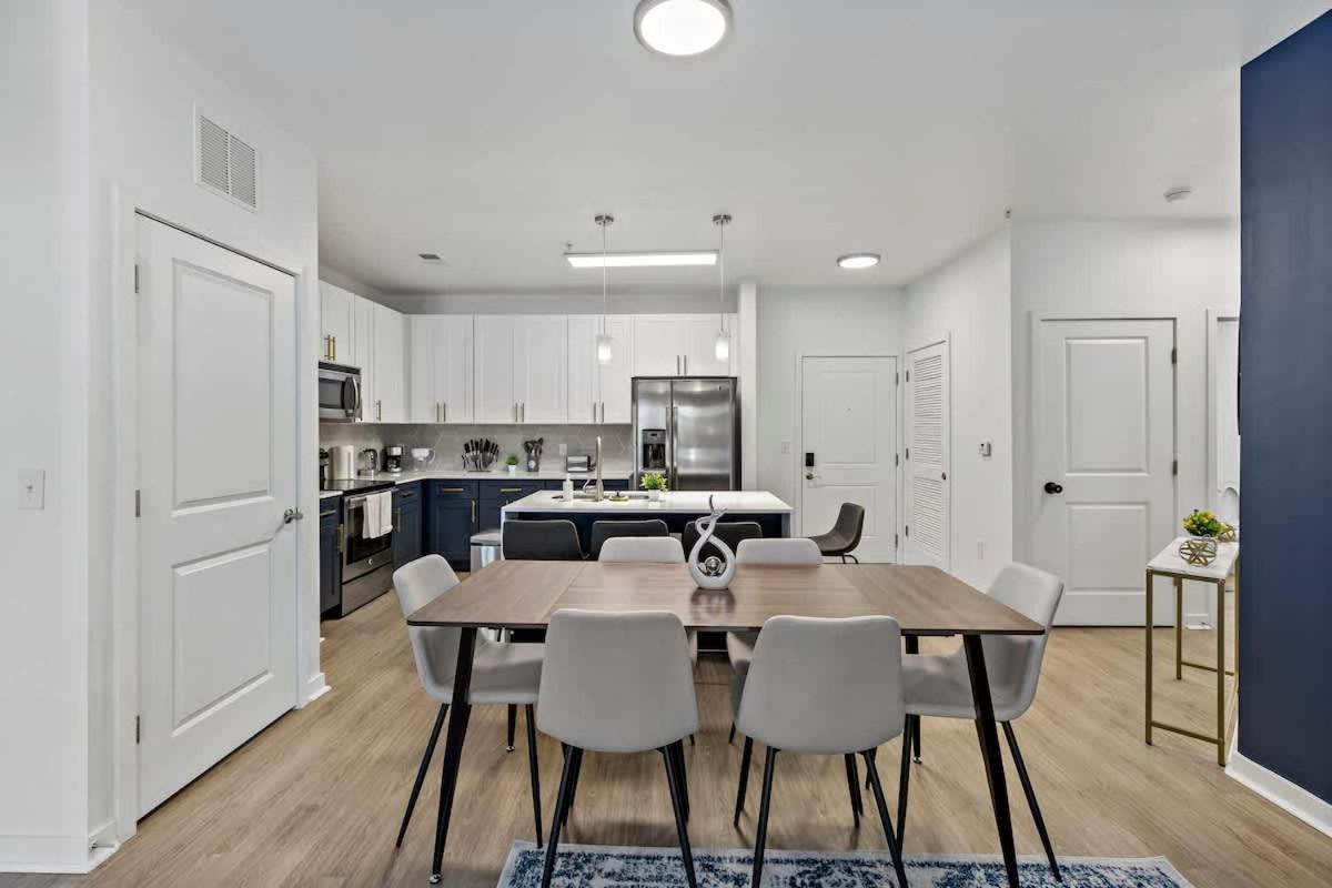 Modern 2bd - 5 Min Dt, Gym, Parking, W-d - Sleeps 12 Apartment *