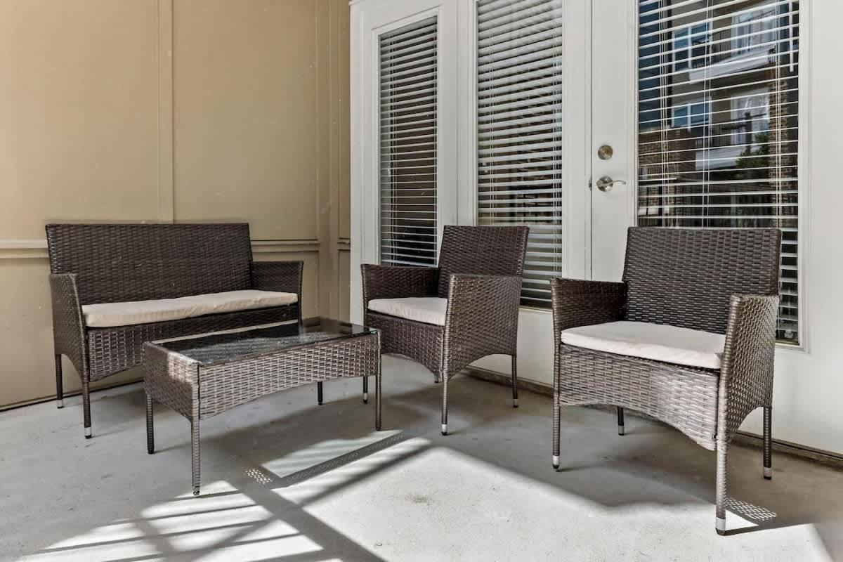 Spacious 2bd - 5 Min Dt, Gym, Parking, W-d - Sleep 12 *