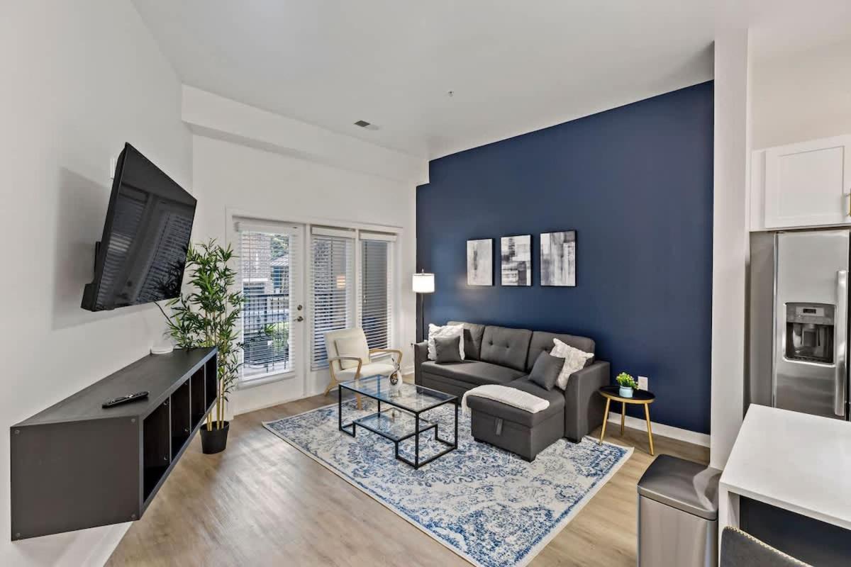 Spacious 2bd - 5 Min Dt, Gym, Parking, W-d - Sleep 12 Apartment