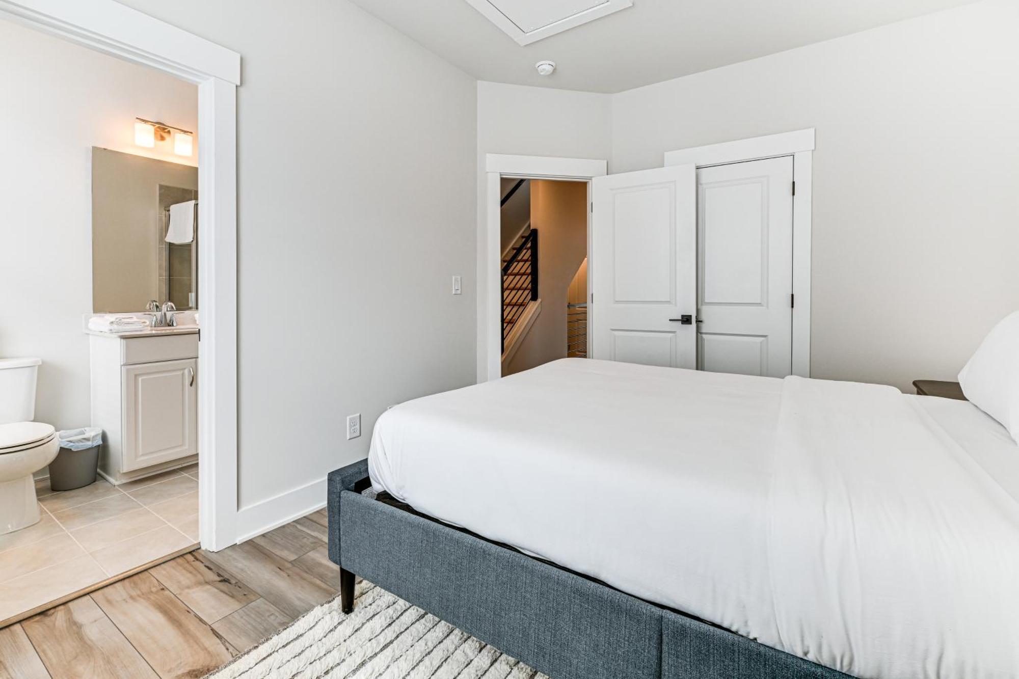 2 Mi To Uptown Townhome With Balconies! Holiday home *