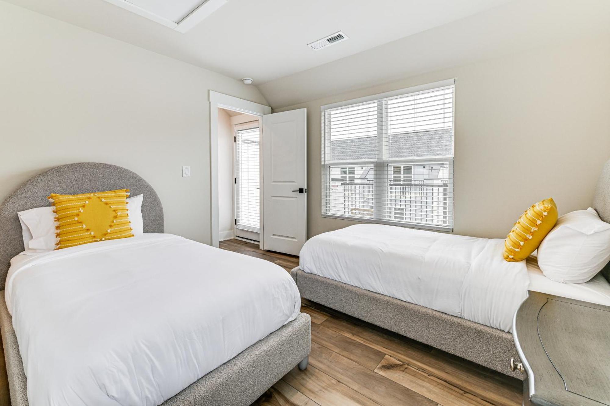 2 Mi To Uptown Townhome With Balconies! Holiday home *