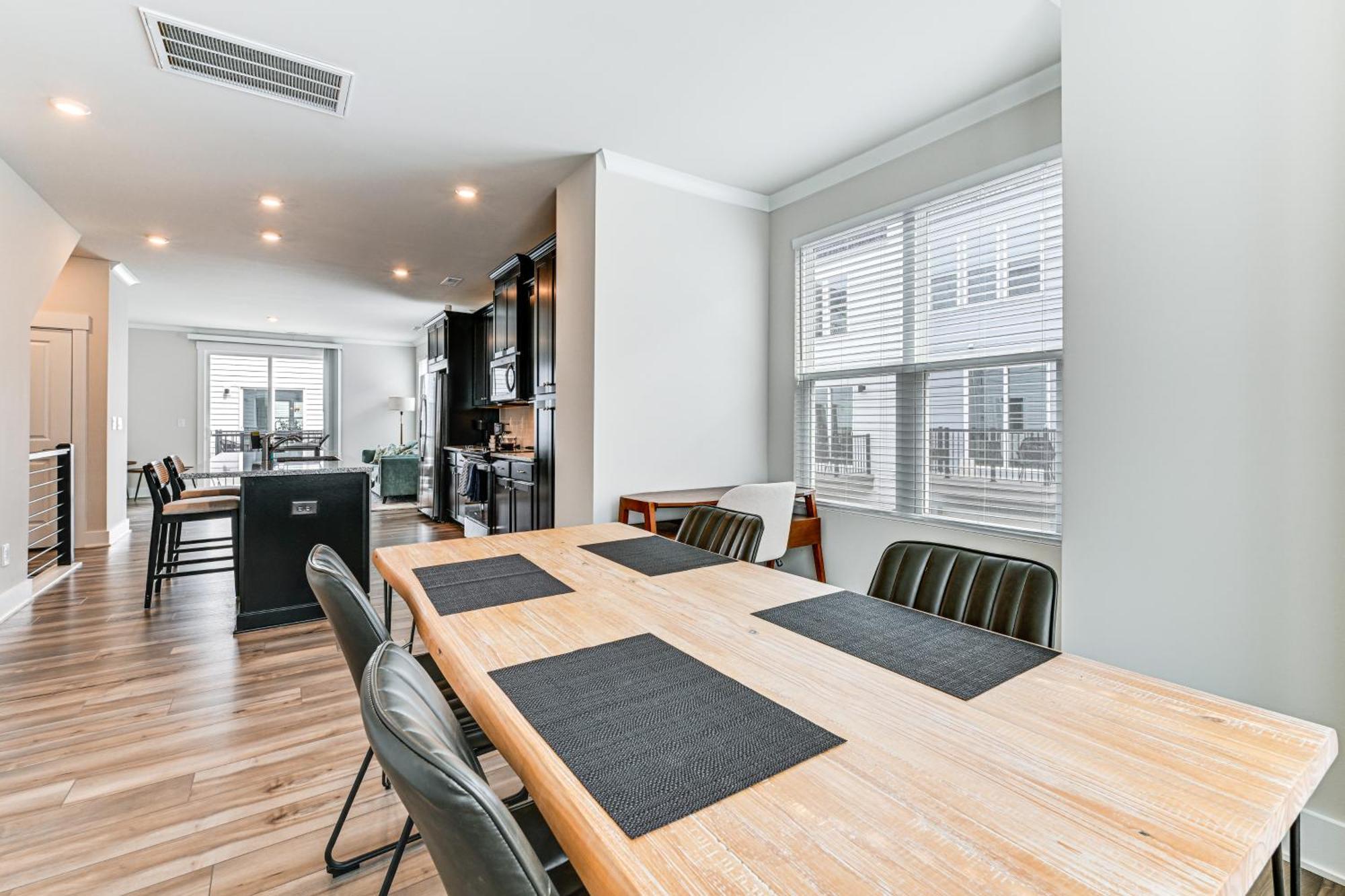 2 Mi To Uptown Townhome With Balconies! Holiday home *
