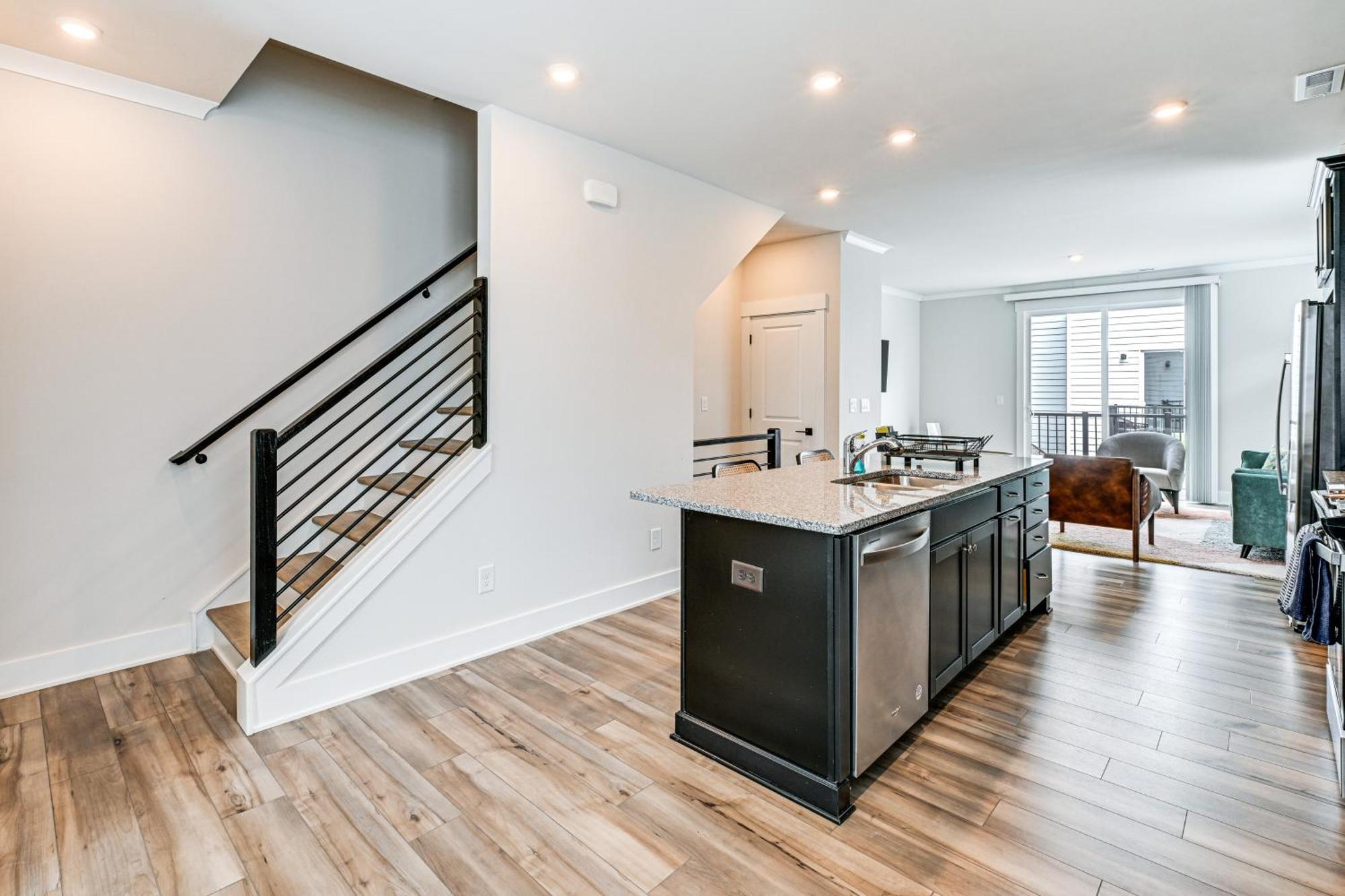 2 Mi To Uptown Townhome With Balconies! Holiday home