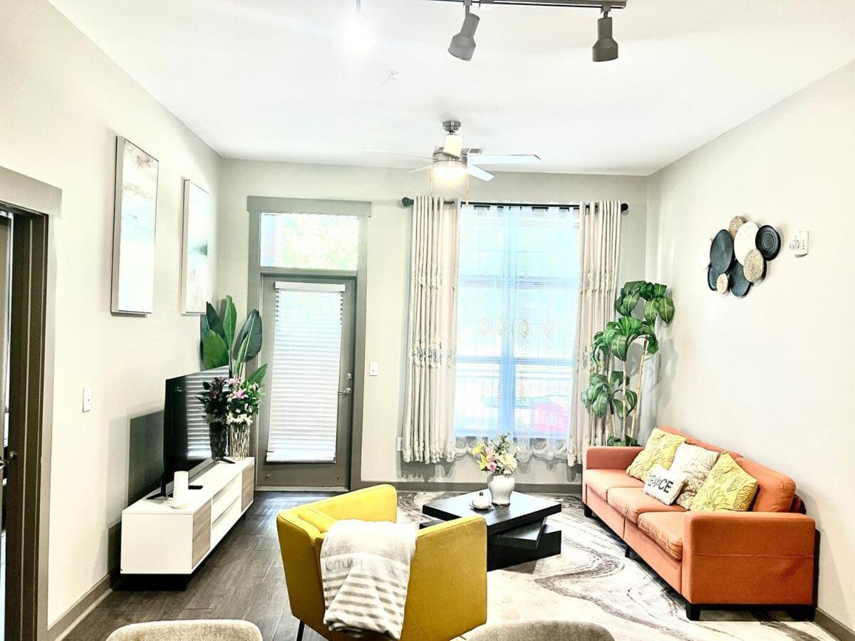 Uptown Modern 2br *