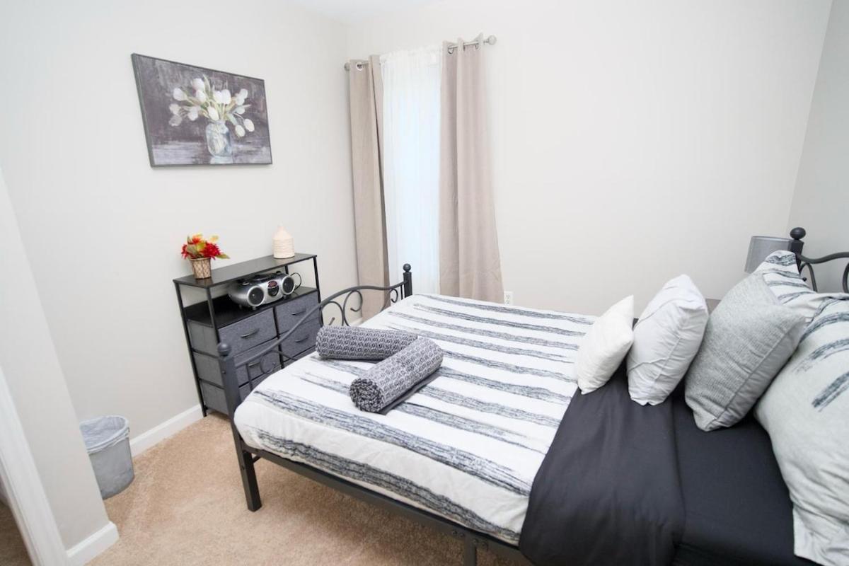Apartment Modern Two Br Townhome, Workspace, Free Parking And Wi-fi