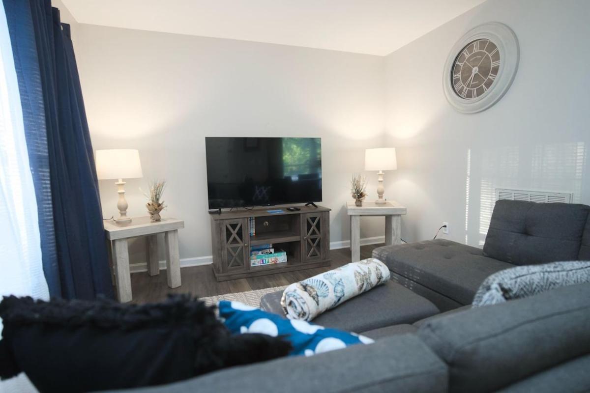 Modern Two Br Townhome, Workspace, Free Parking And Wi-fi Apartment