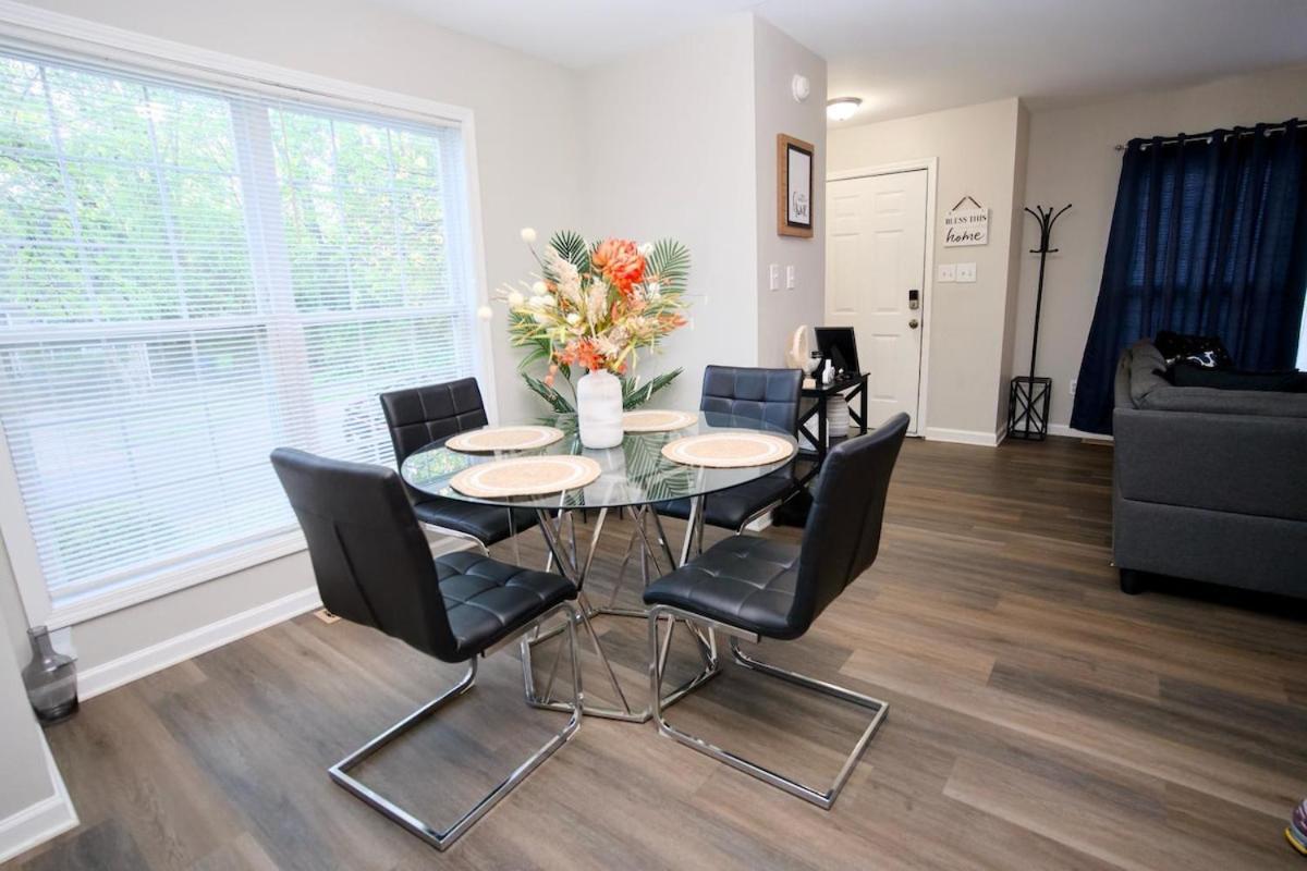 Modern Two Br Townhome, Workspace, Free Parking And Wi-fi Apartment