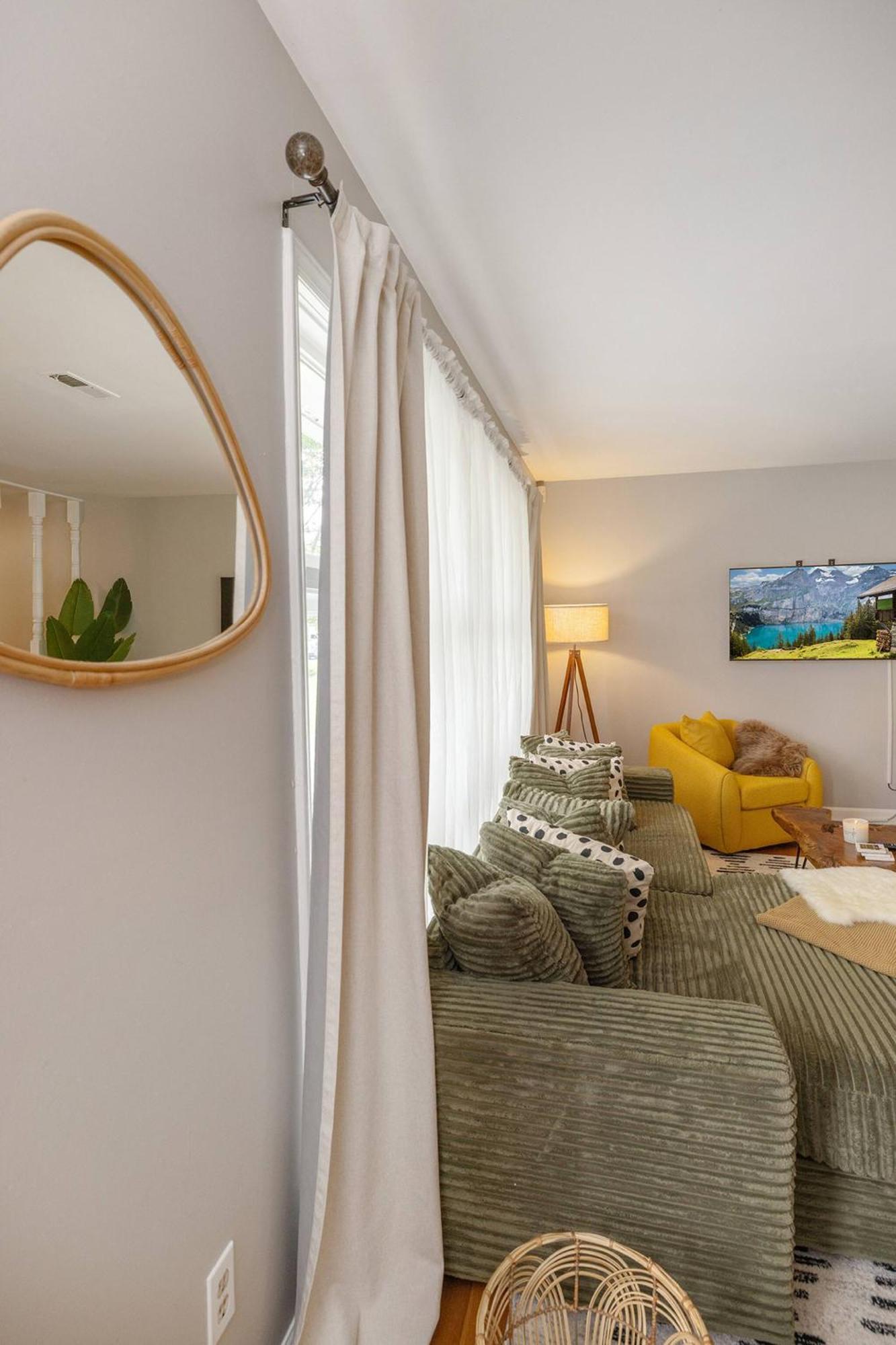 Newly Built 4bd | Cozy W/ Movie & Games