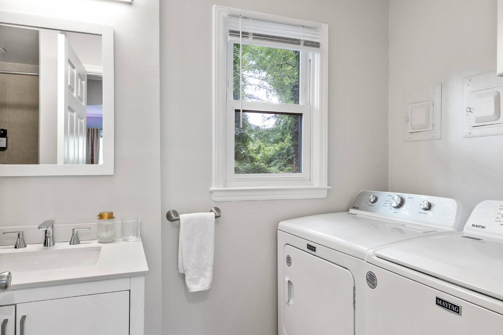 Newly Built 4bd | Cozy W/ Movie & Games Holiday home Charlotte