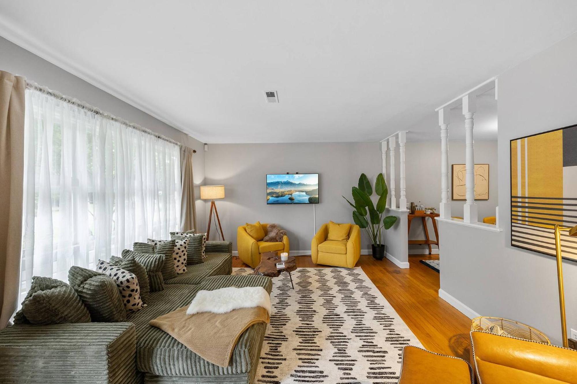 Newly Built 4bd | Cozy W/ Movie & Games Holiday home Charlotte